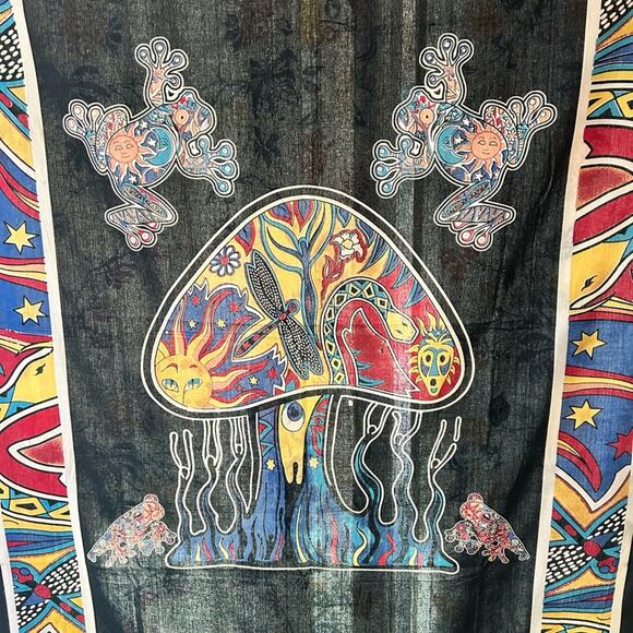 Vertical psychedelic mushrooms on frog tapestry - Picture 4 of 7